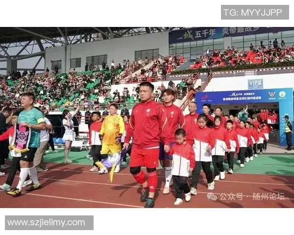 足球明星回馈故乡慷慨捐款助力家乡发展与青少年足球事业